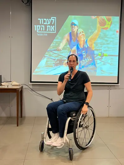 Moran Samuel receiving Beki beer from Dana and Yuval